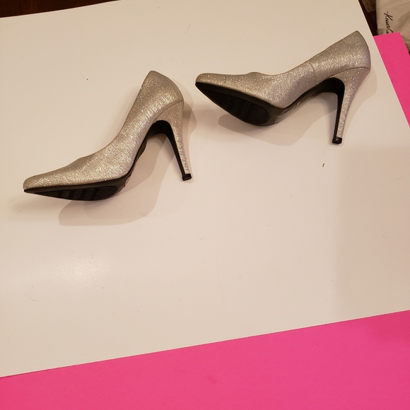 Female Davids Bridal shoes. Size 7 - Picture 2 of 3